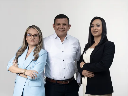 Consultores de Risks International revisando el estado de cumplimiento de un cliente