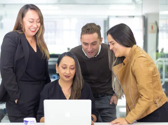 Equipo de Risks International revisando el marco normativo aplicable a un cliente